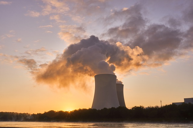 Gas turbine and nuclear power