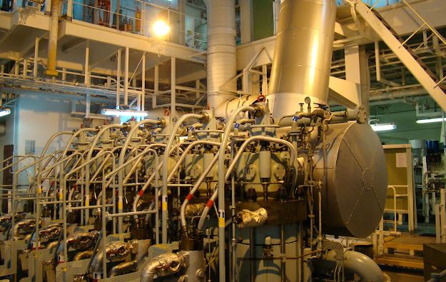 What is the construction of a marine diesel engine piston used on board ships?