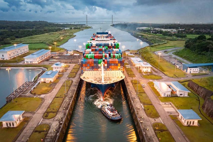 The Engineering Genius Behind the Panama and Suez Canals 🌎🚢